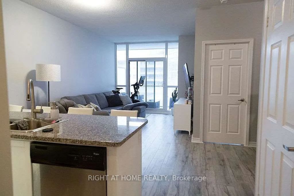 19 Grand Trunk Cres 305