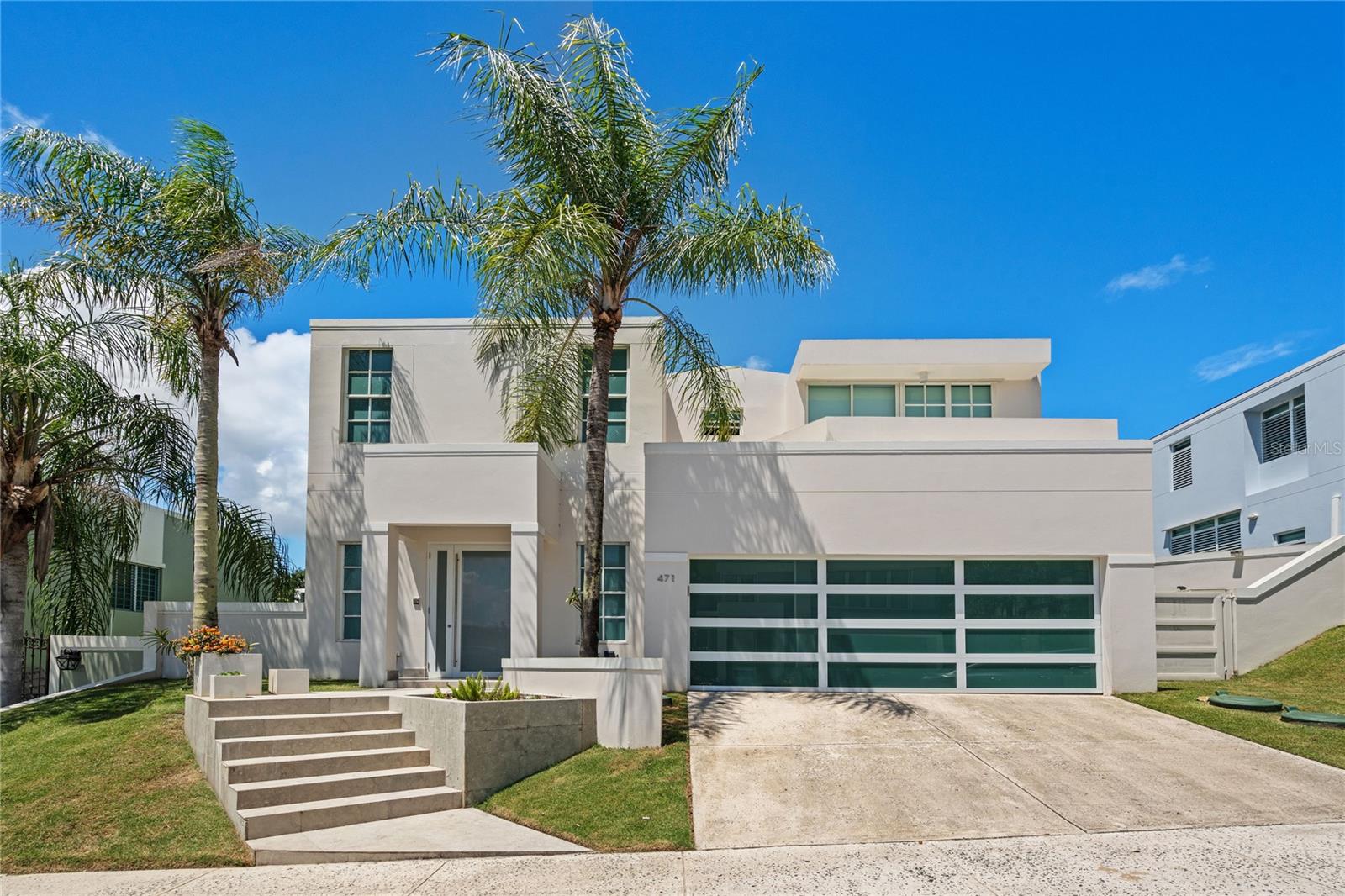 Discover this beautifully remodeled smart home in the exclusive gated community of Los Árboles de Montehiedra, one of San Juan’s most desirable residential neighborhoods.This move-in-ready residence features 4 bedrooms, 2.5 bathrooms, 2,526 sq. ft. of living space, and a 718 m² lot. The property offers a modern kitchen, renovated bathrooms, a spacious terrace, a two-car garage, a full-power generator, and a water cistern.Ideally located in Montehiedra, the property provides convenient access to excellent schools, shopping centers, restaurants, hospitals, and major highways, with easy connections to Guaynabo and the San Juan metropolitan area.An excellent opportunity to enjoy modern comfort, privacy, and convenience in a prime residential location.