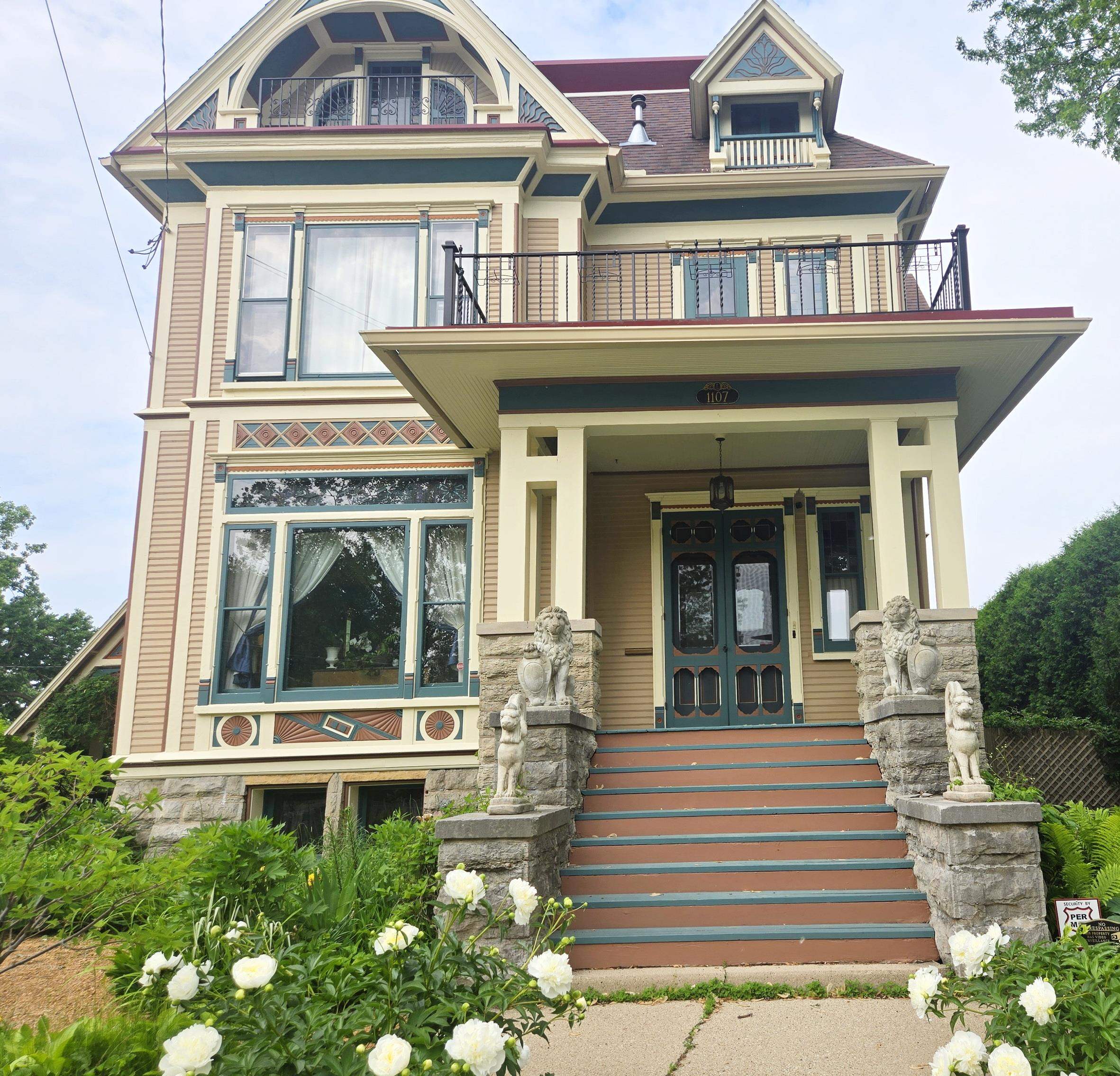 1107 Algoma Boulevard