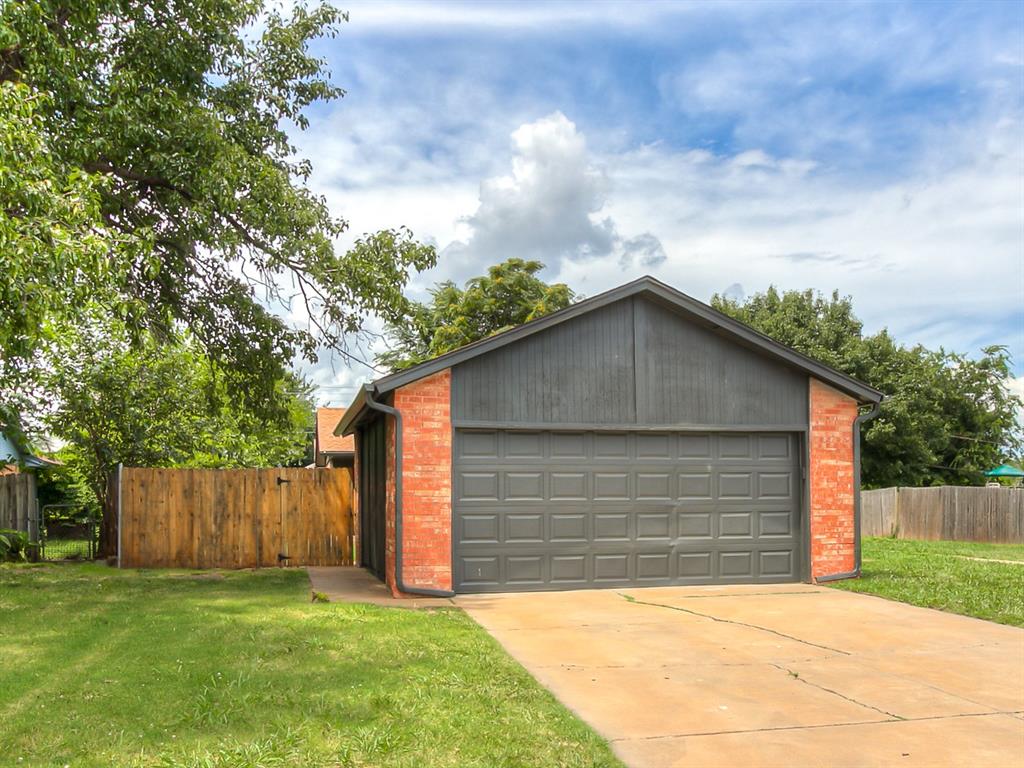 This charming 2-bedroom, 2-bathroom half-duplex is ideally located near Chisolm Creek in a highly desirable, fast-growing area. The layout features two spacious primary bedrooms, each with its own private bathroom and walk-in closet, offering maximum comfort and privacy. The property also includes a detached two-car garage and a generously sized backyard, perfect for outdoor enjoyment. Homes in this area at this price point are hard to come by—don't miss out! *broker involved in the transaction has a personal ownership interest in the property being sold.