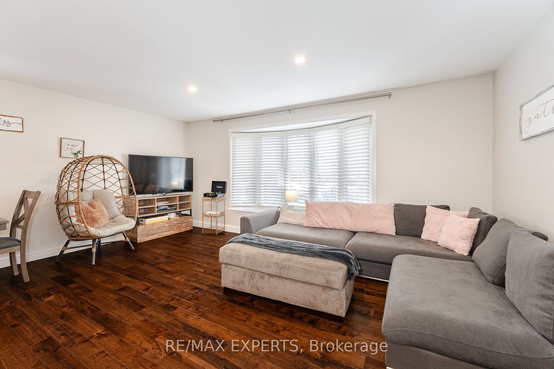 92 Ambleside Dr