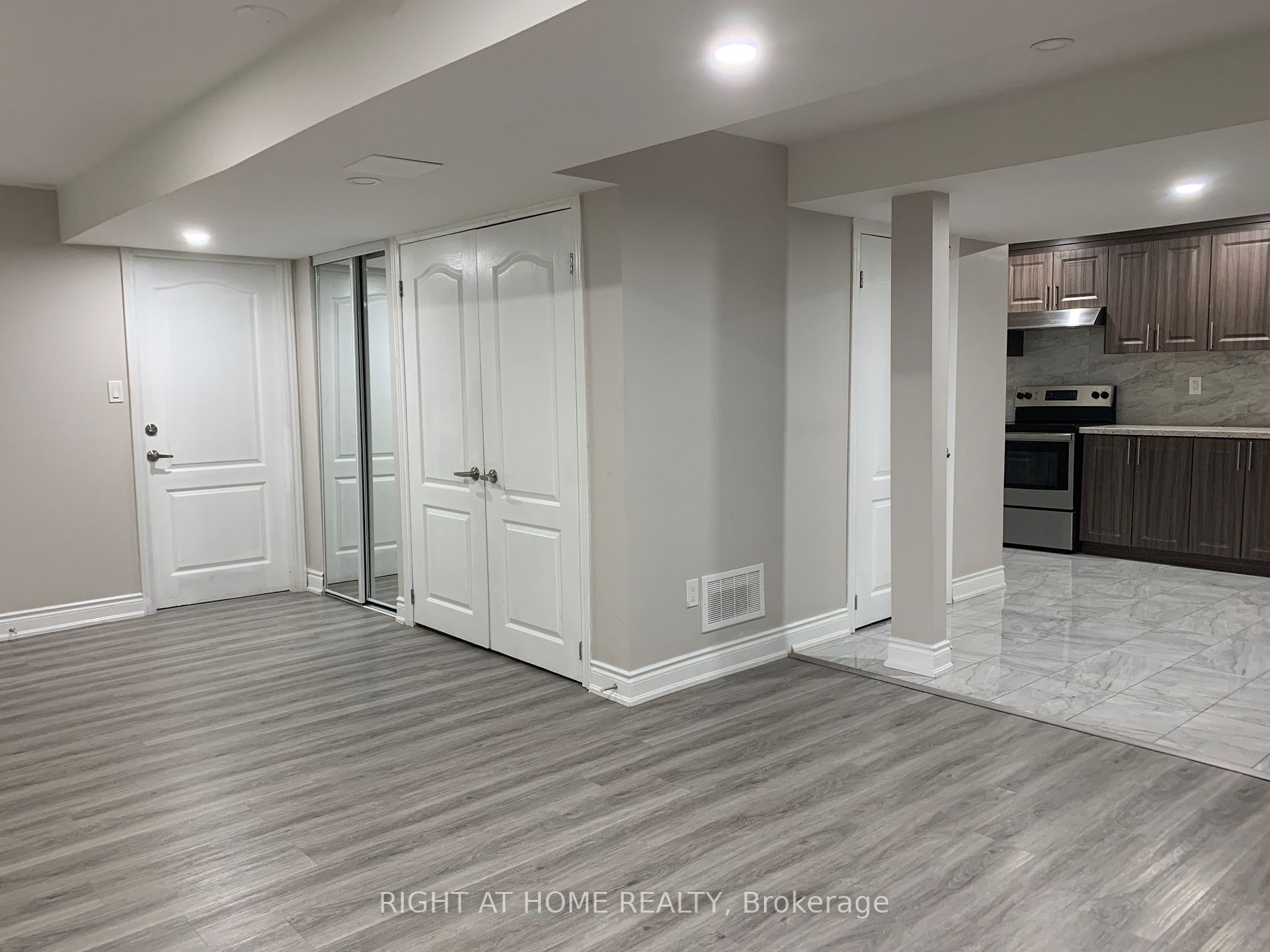 28 Lyndbrook Cres Bsmt