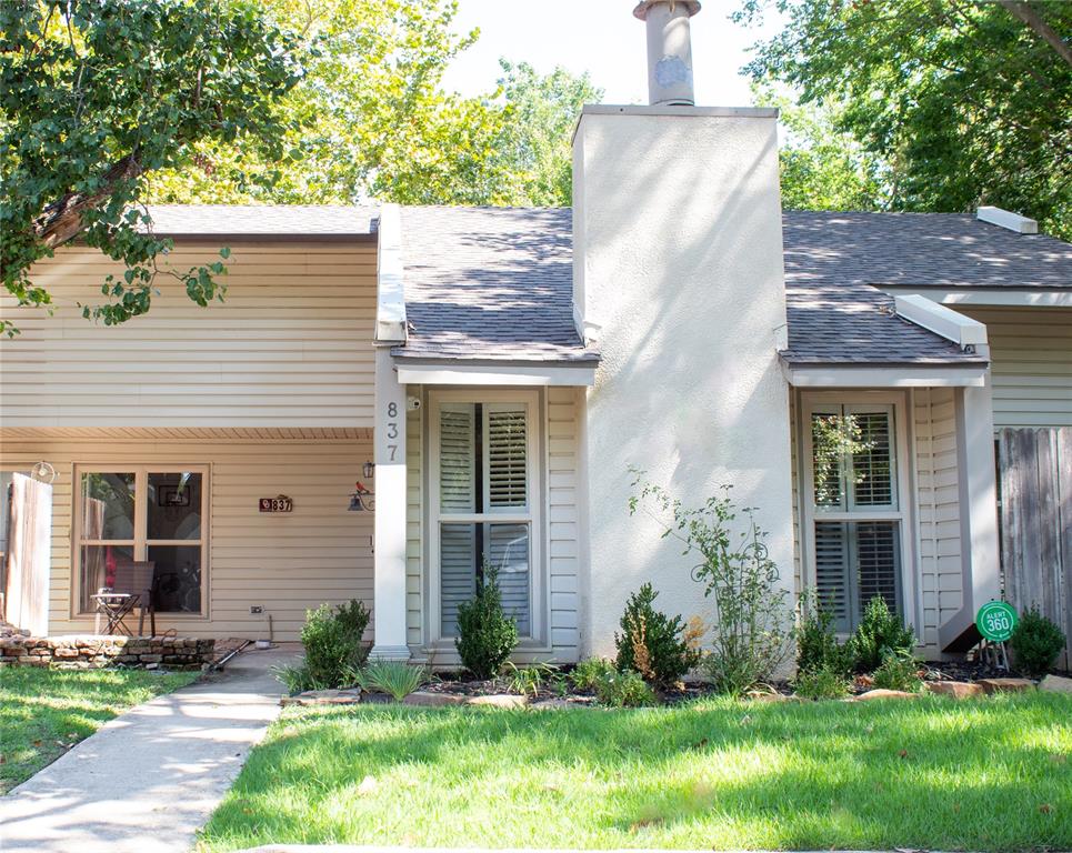 Welcome to this beautiful corner-lot condo, offering a private patio and fenced backyard that backs to a peaceful creek perfect for enjoying the surrounding natural scenery. Inside, you’ll find brand-new appliances and a comfortable, move-in-ready layout. Ideally located just minutes from the OU campus, popular restaurants, Highway 9, and nearby shopping centers, this home combines convenience with a serene setting.