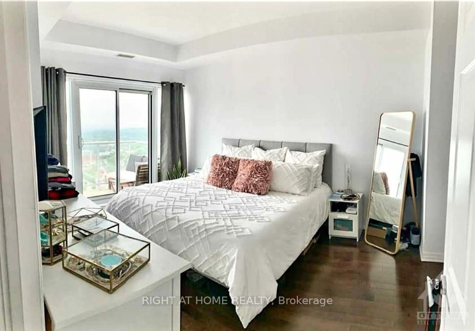 242 RIDEAU St PH2-280