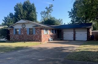 Beautiful home for rent in Edmond, OK! This lovely 3 bed, 2 bath home has many amenities including: beautiful laminate flooring in the kitchen, an oven, dishwasher, additional shed in the backyard, ac and central heating, washer/dryer hook-ups and much more. 2 pets under 25lbs allowed with non-refundable pet fee of $300 per pet. Don't miss out on this opportunity to make it yours! Call or text today at 405-844-6101 to set up a showing!