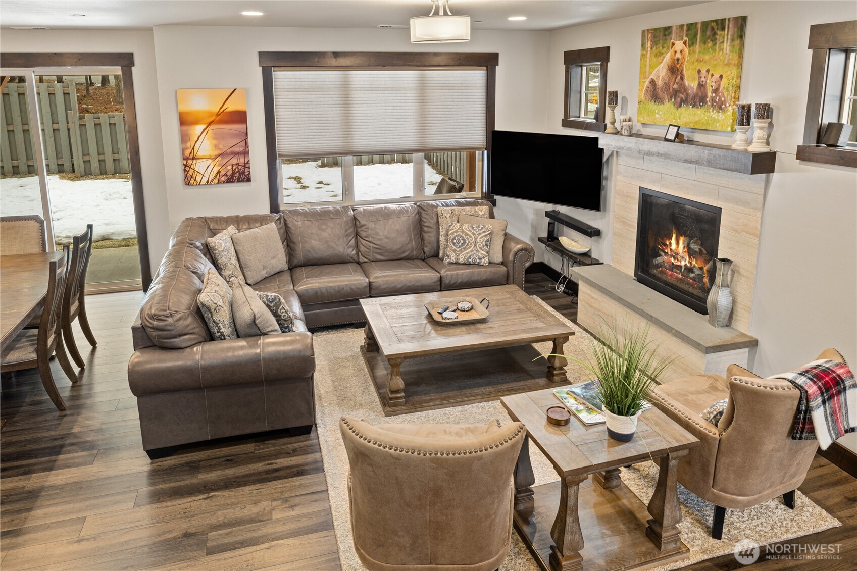 Nice open great room with all furniture staying. Gas fireplace