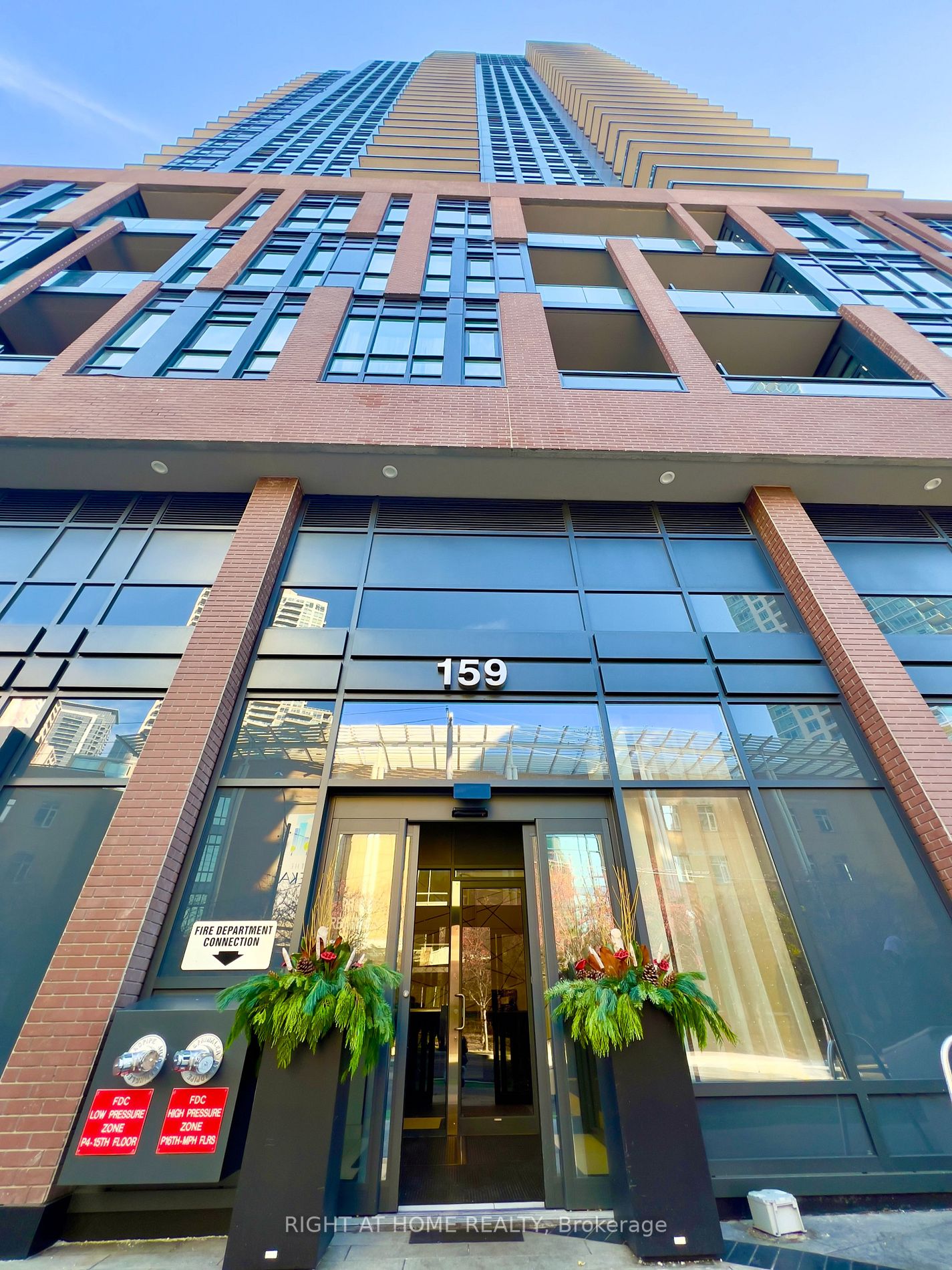 159 E Wellesley St 2404