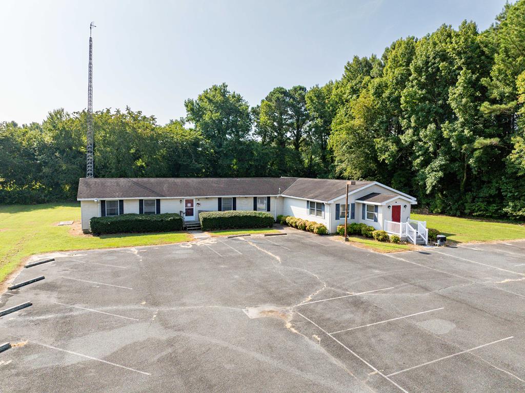 An Aproximatly 3100 SQFT comercial building with multiple office spaces, reception area, and meeting rooms located on Hospital Ave in Nassawadox VA. Located on a 1 acre lot with large paved parking lot located in the enterprise zone within town limits of Nassawadox.  Building has a new roof as of october 2025.
