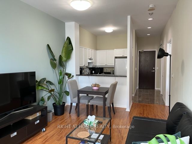 7 E King St 1215