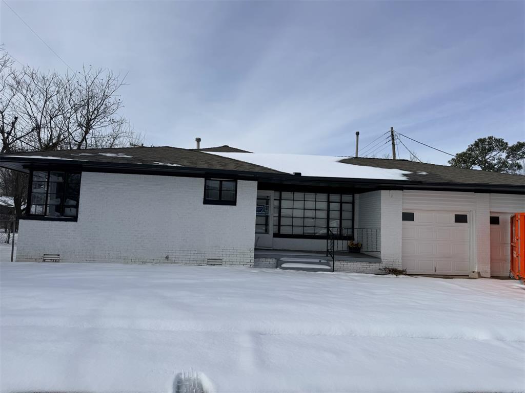 REMODELED 2 BEDROOMS AND 2 BATHROOMS NICE SIZE BACKYARD WITH PLENTY OF FRONT PARKING, REMODELED INTERIOR NEW APPLIANCES TO BE INSTALLED BEFORE MOVE-IN (YOU PICK THE COLORS. CLOSE TO DOWNTOWN, PARKS, SHOPPING AND MAJOR HIGHWAYS.  PERFECT LOCATION FOR CONVENIENCE AND ACCESSIBILITY.  DON'T MISS THIS ONE.  SCHEDLE A SHOWING TO SEE THE SPACE AND MEET THE NEIGHBORS.