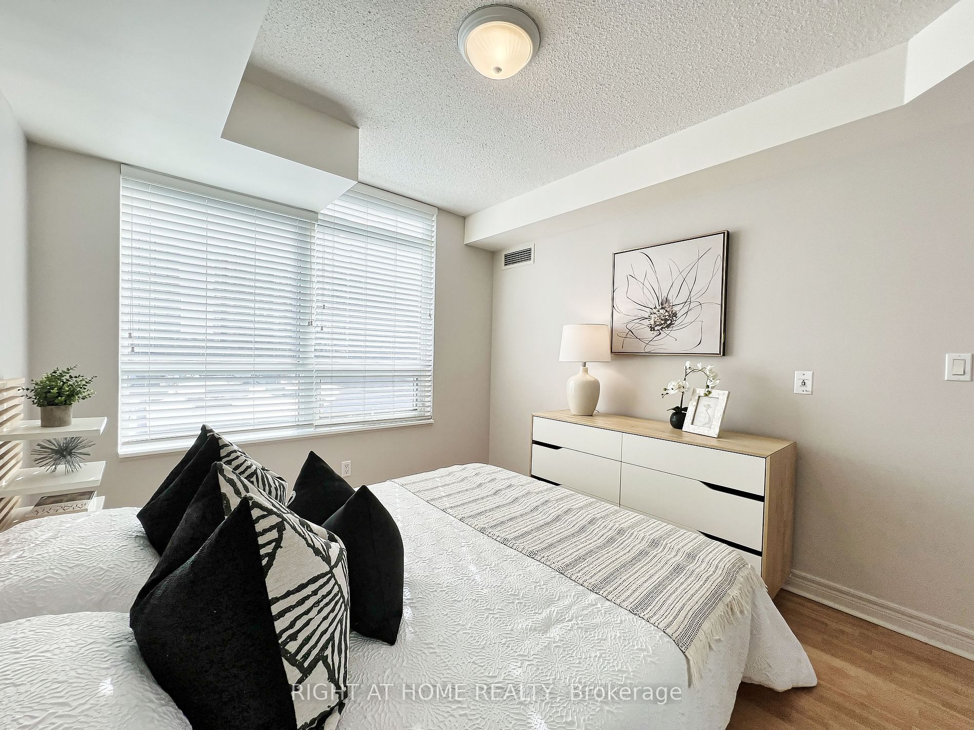 212 E Eglinton Ave 502