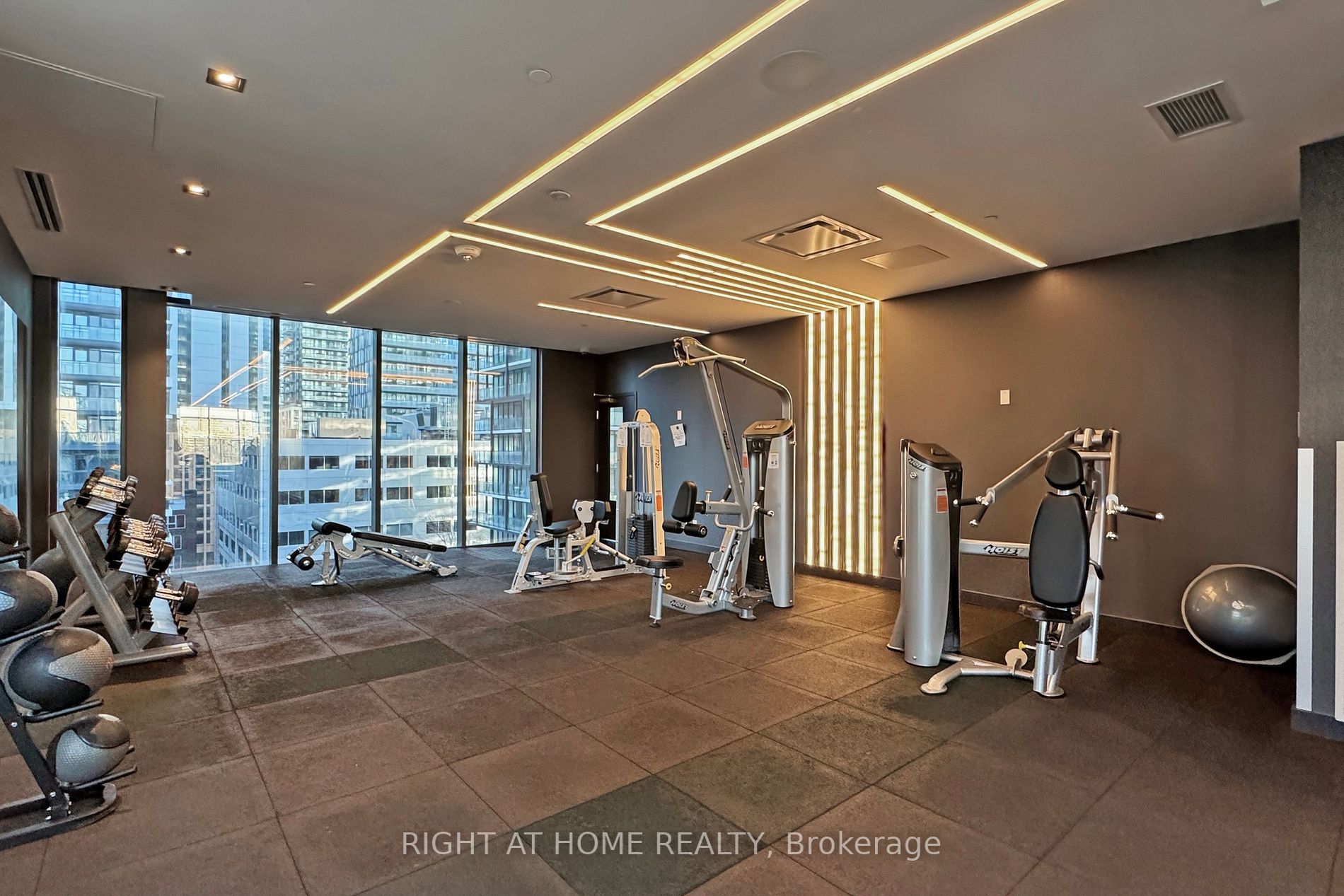330 W Richmond St 209