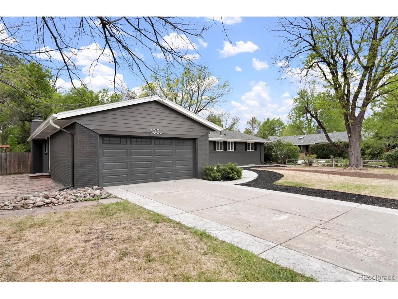 3352 Vivian Dr