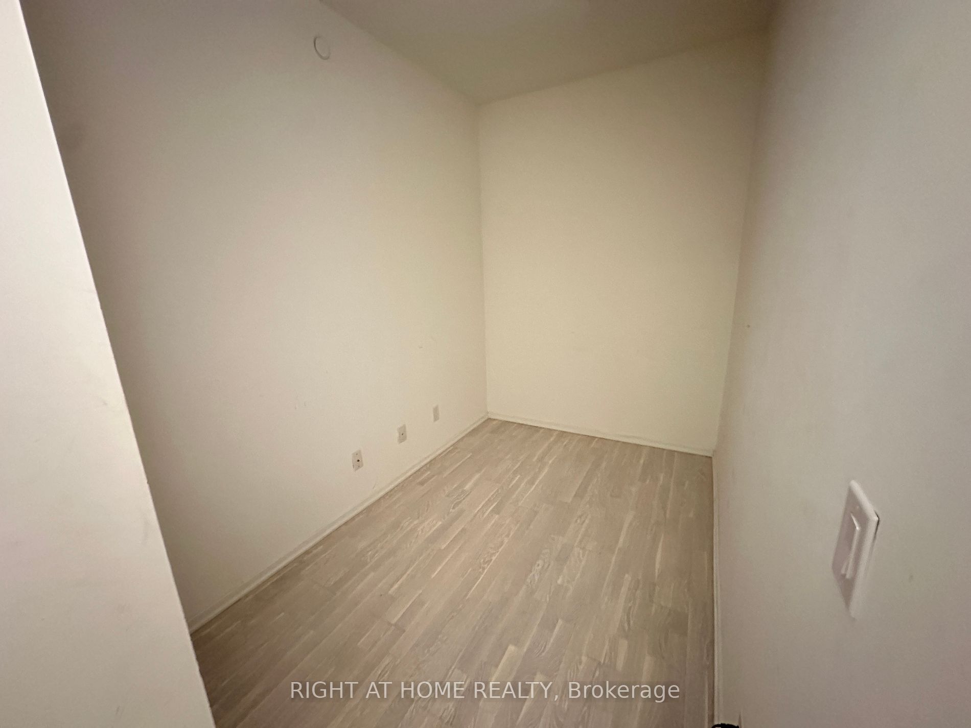 1 E Bloor St 5907