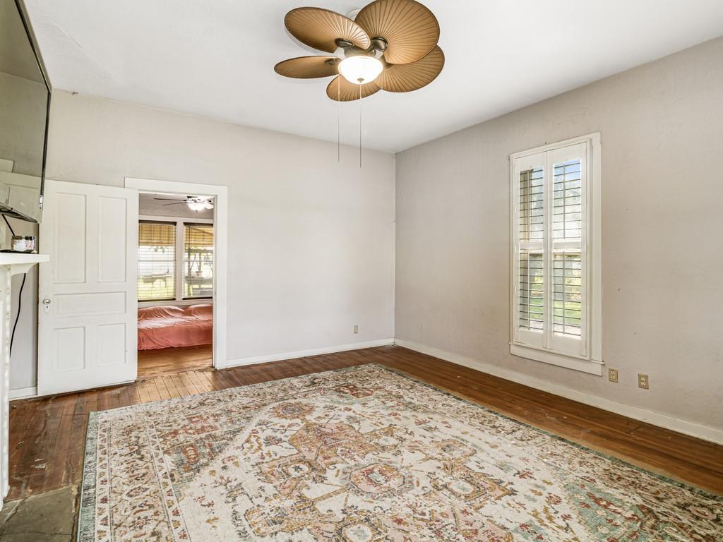 112 W Hackberry Street