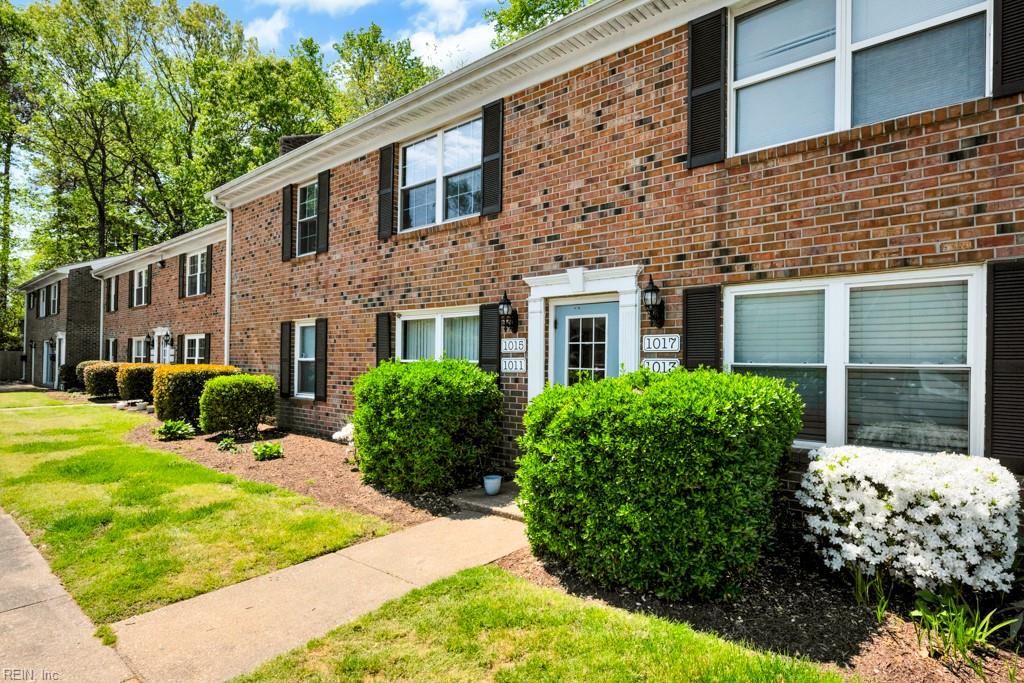 1015 Barclay Square