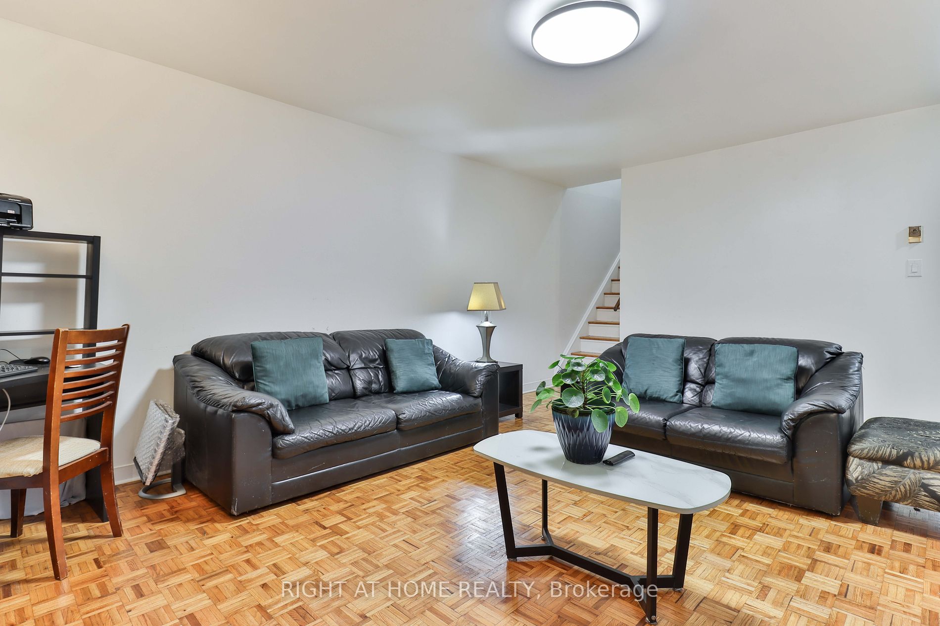 19 London Green Crt 98