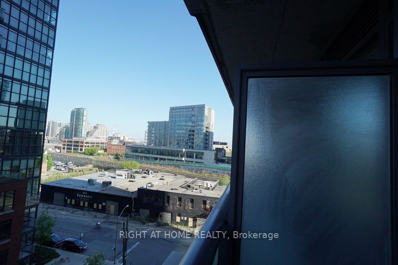 36 Lisgar St 722E