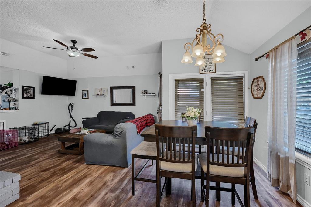 1933 Lakeview Circle