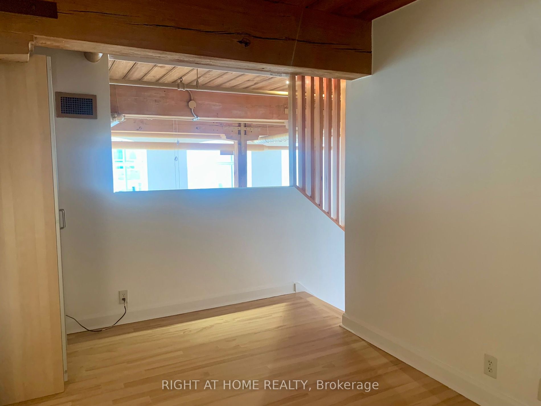 993 W Queen St 413