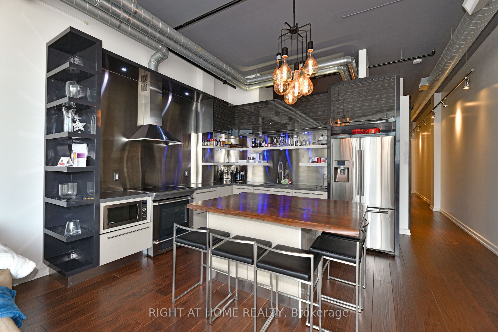 43 Hanna Ave 708