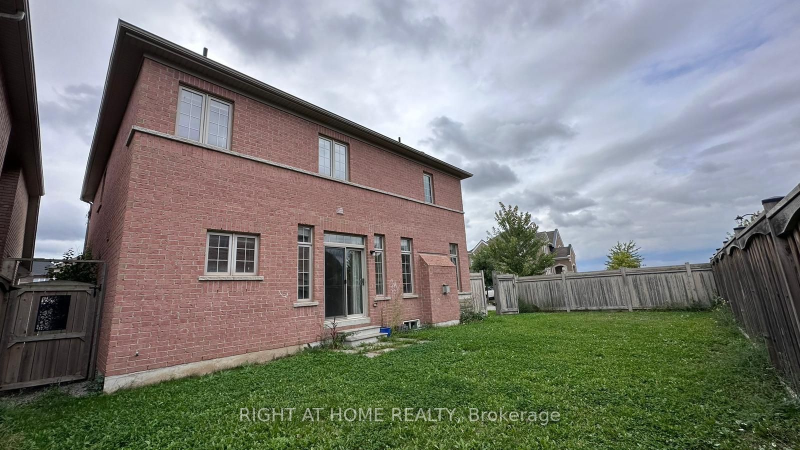 3185 Larry Cres