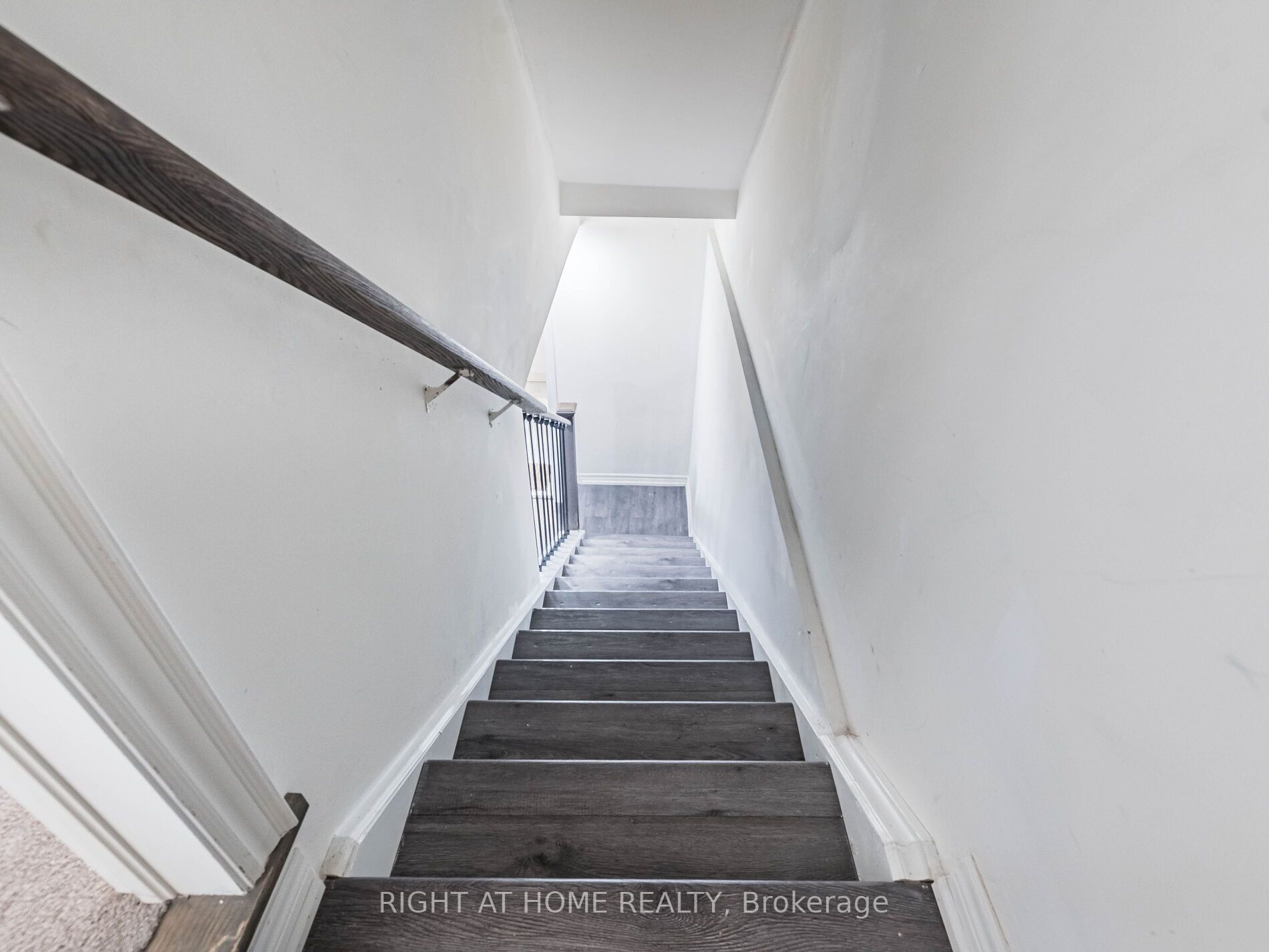 41 Queenpost Dr