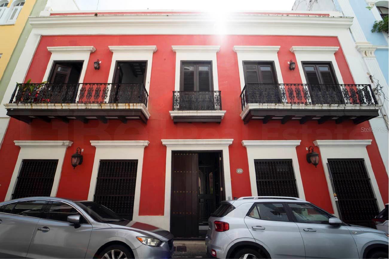Prime Investment Opportunity in Old San JuanLocated on 153 San Justo St, this impressive property features 16 independent units, each with spacious bedrooms, modern bathrooms, and fully equipped kitchens with high-end finishes. Some units include private balconies or patios, adding to the property's charm and appeal.Perfectly situated in the heart of historic Old San Juan, this is an ideal opportunity for short-term rentals, boutique hotel development, or long-term income property. A rare find in one of Puerto Rico’s most sought-after locations.