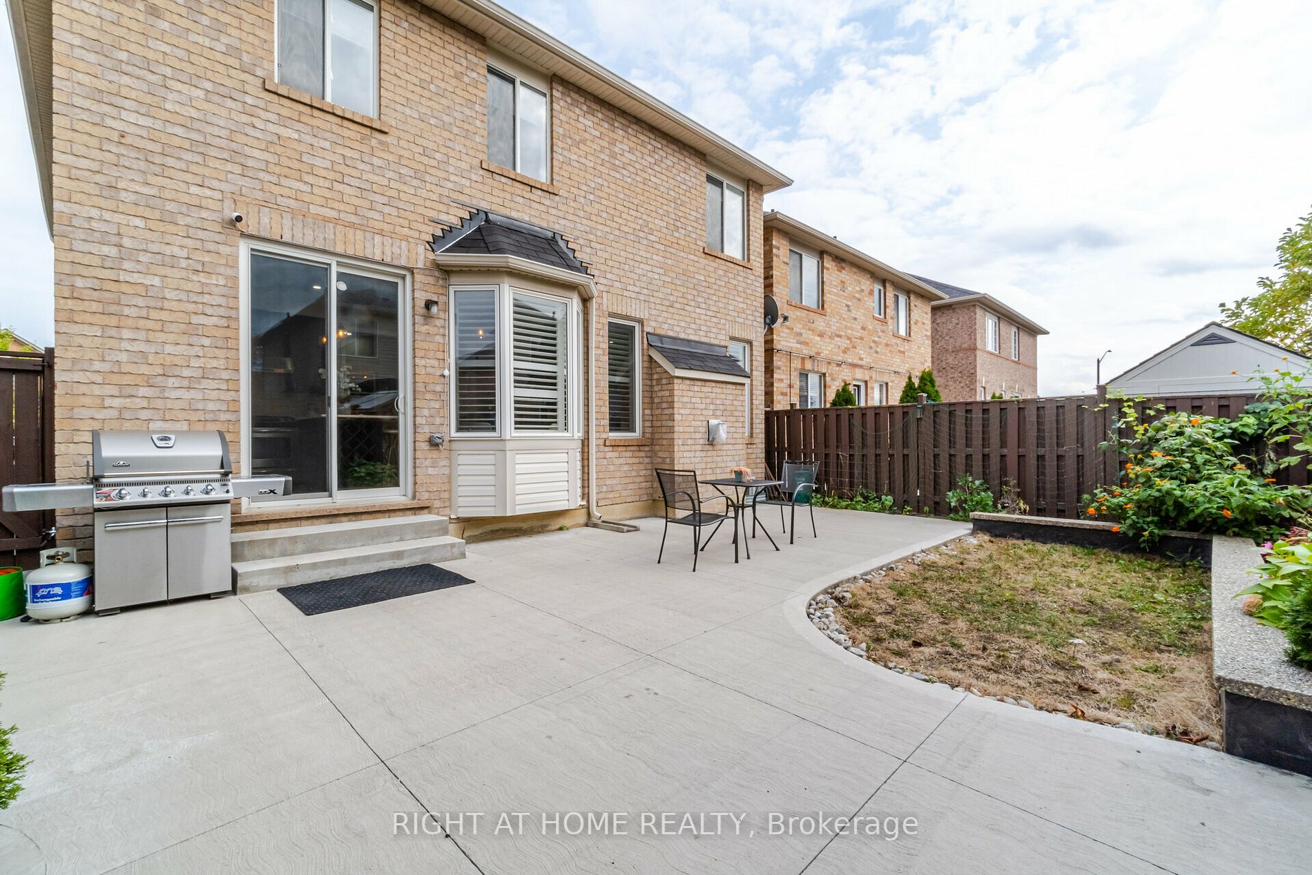 19 Dehaviland Cres