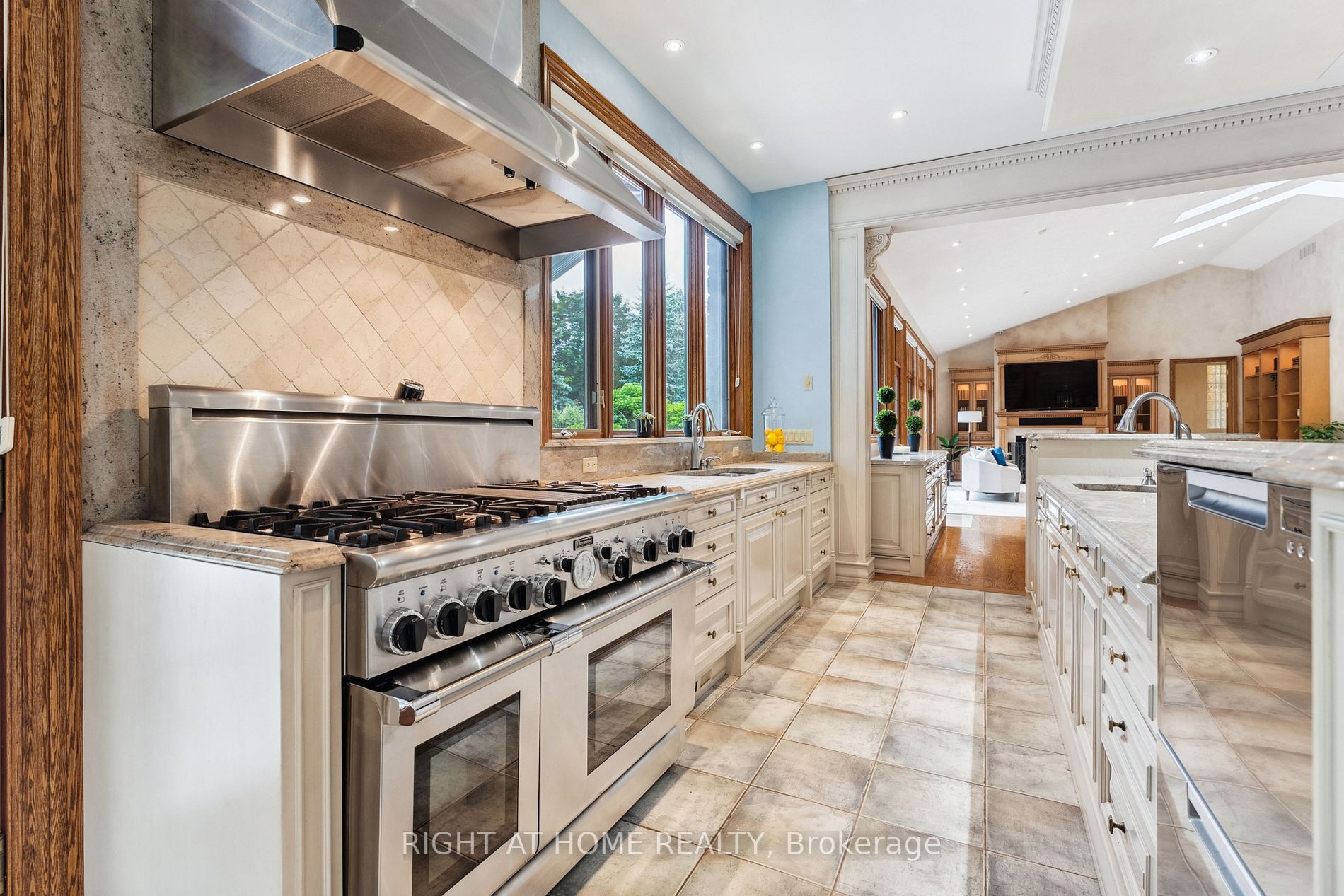 206 Lakeside Ave