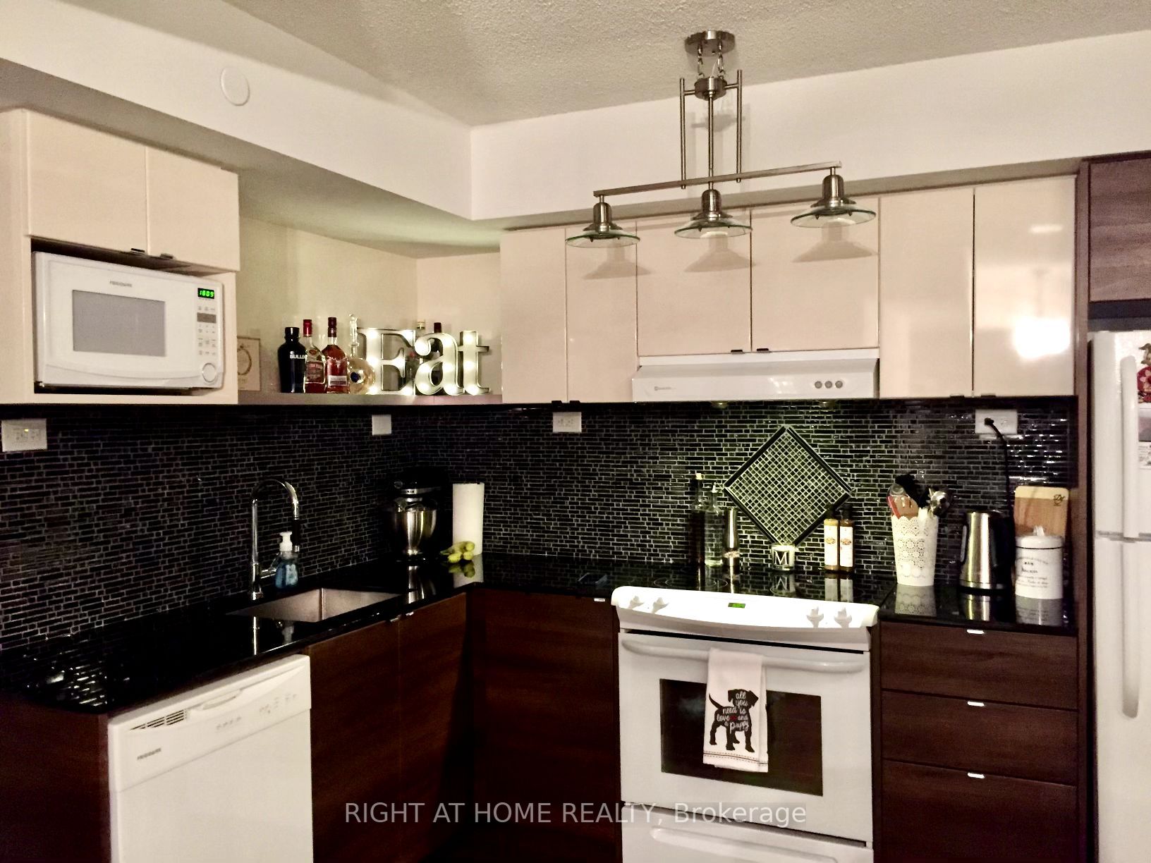 72 Esther Shiner Blvd 1009