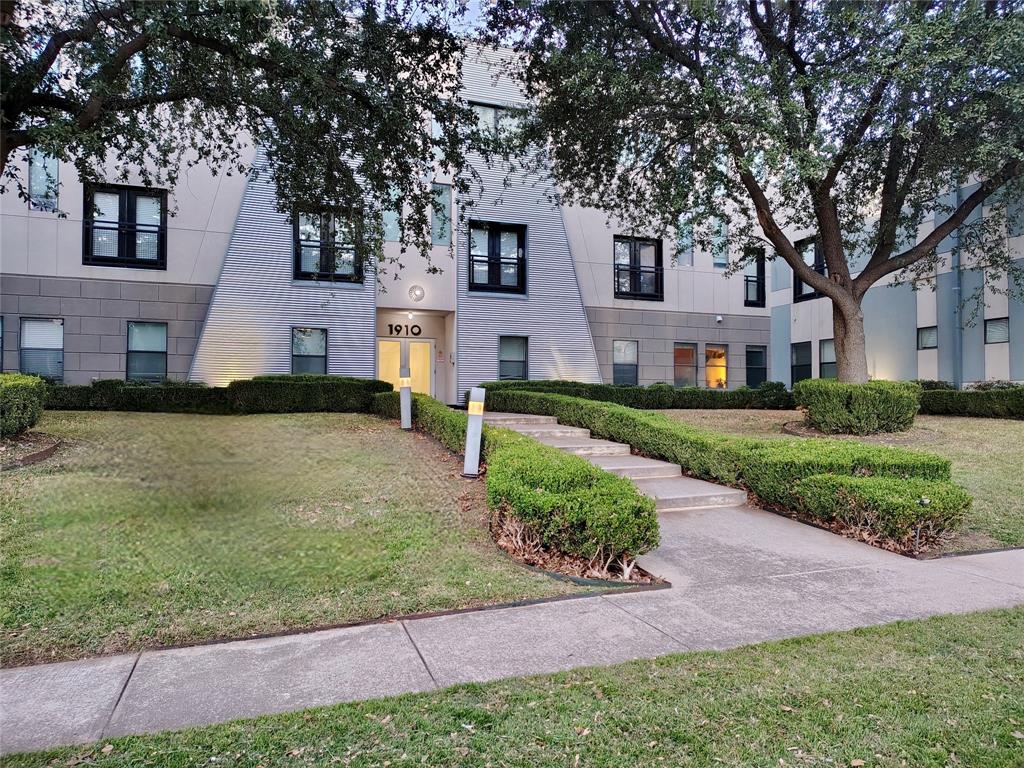 26 Unit modern built apartment complex near lower Greenville and just minutes to Downtown Dallas and the Arts District.   Features 6, 1 bed, 2bath loft apartments and 20 1 bedroom, 1 bath apartments.    Gated parking, individual electric meters and many updates throughout.