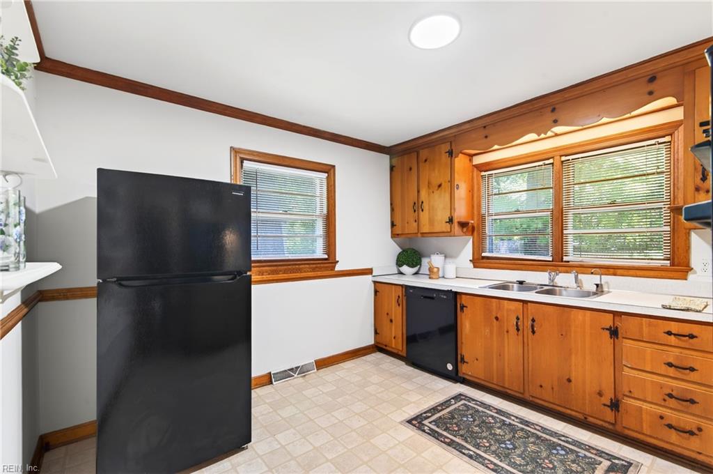 2 Larchmont Crescent