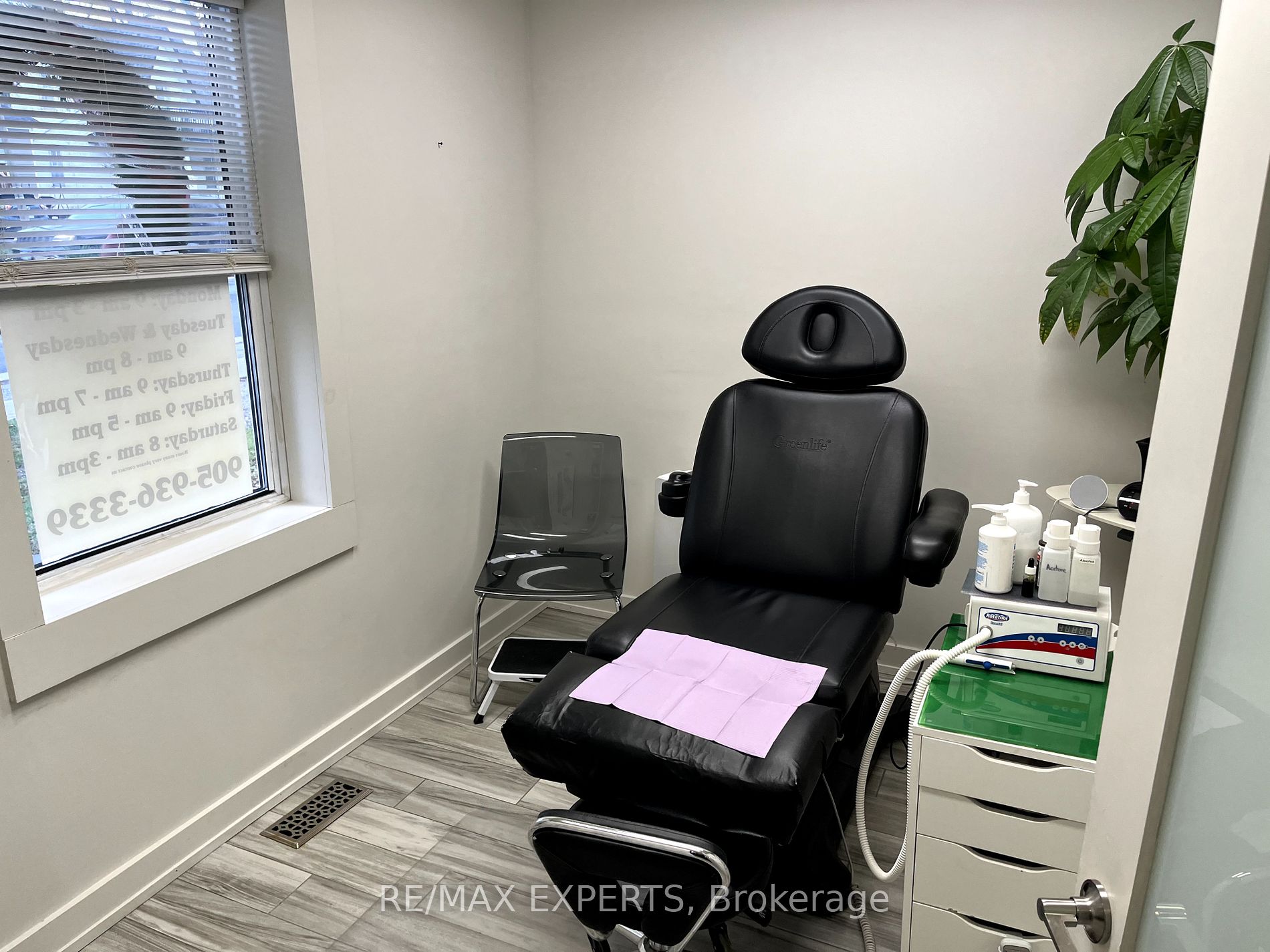 31 N Queen St Room