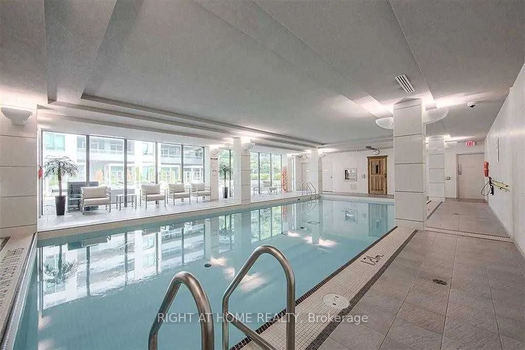 19 Grand Trunk Cres 305