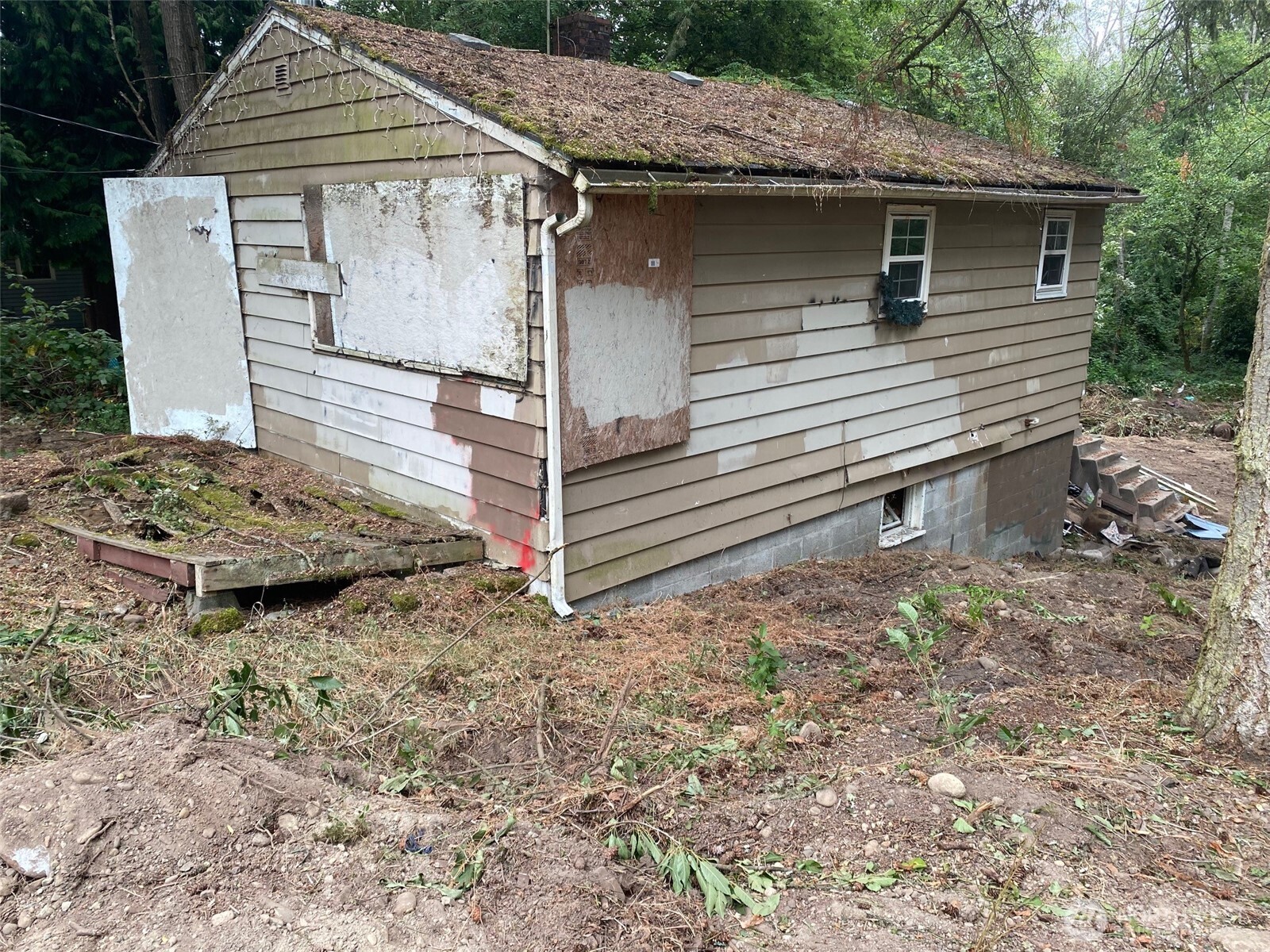 Investors/builders Alert!  Fixer house (1200 sf) on 10,000 sf lot will most likely be a teardown. However, the house is already connected to city SEWER, water, electricity and even GAS.  Rebuild the house quickly with all utilities already on the lot.  Perhaps, you can even add more square footage.  Convenience located just blocks away from the New Link Light Rail station soon to be opertating a few blocks away.  Ideal location conveniently locate next to I-5, Federal Way Common Mall, Southcenter Mall, Seatac Airport and Tacoma.