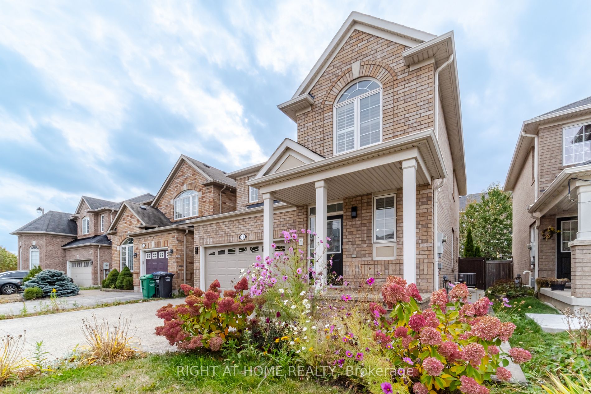 19 W Dehaviland Cres