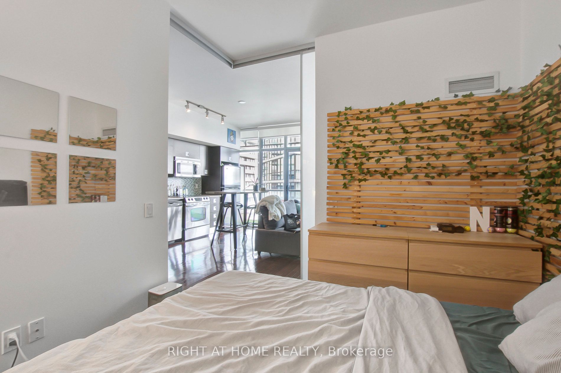 33 E Charles St 4009