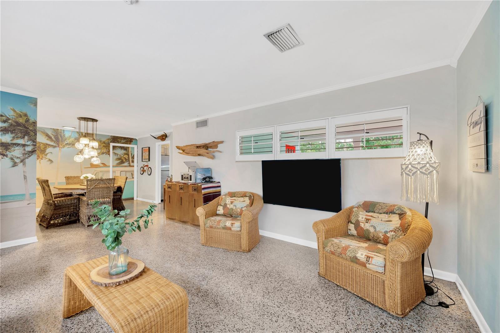 1042 S Sterling Avenue