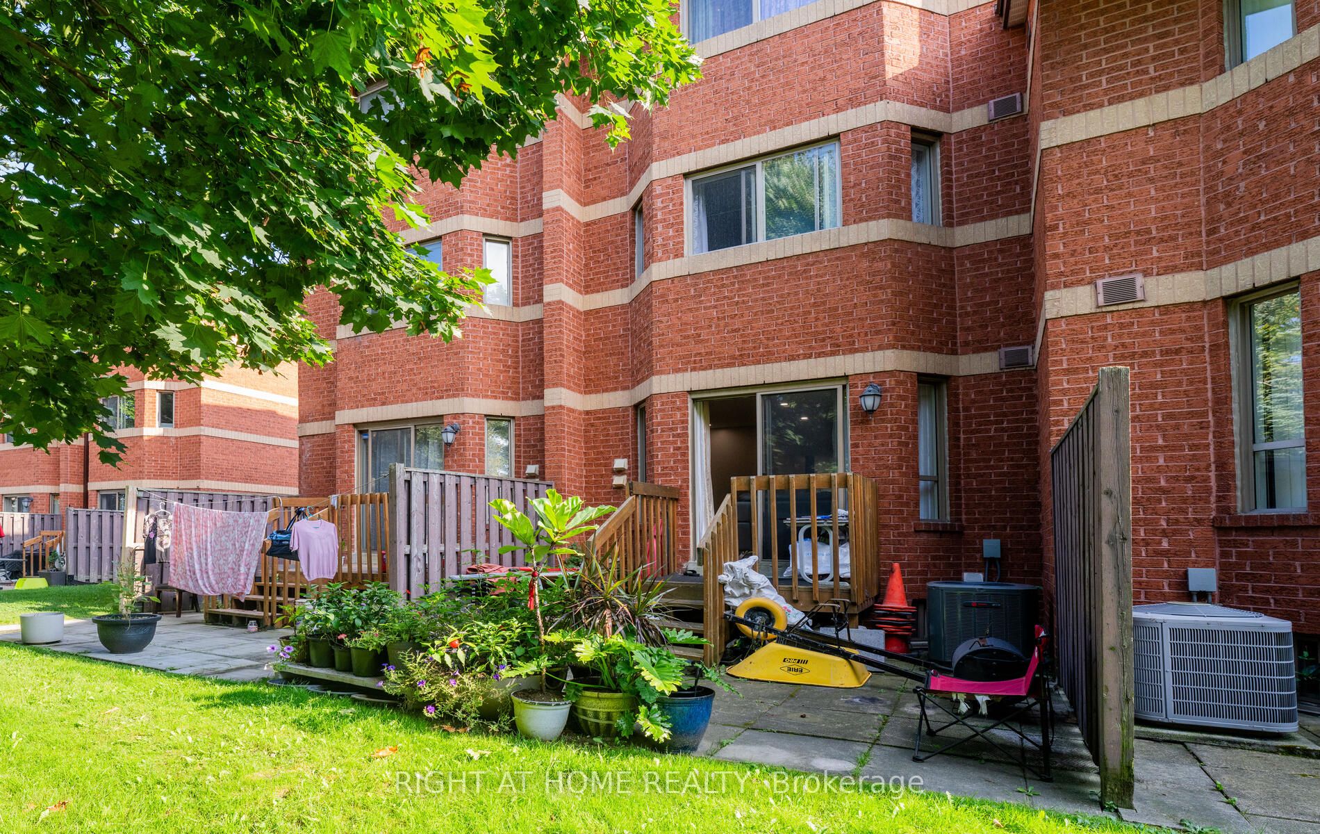 2472 E Eglinton Ave Th 19