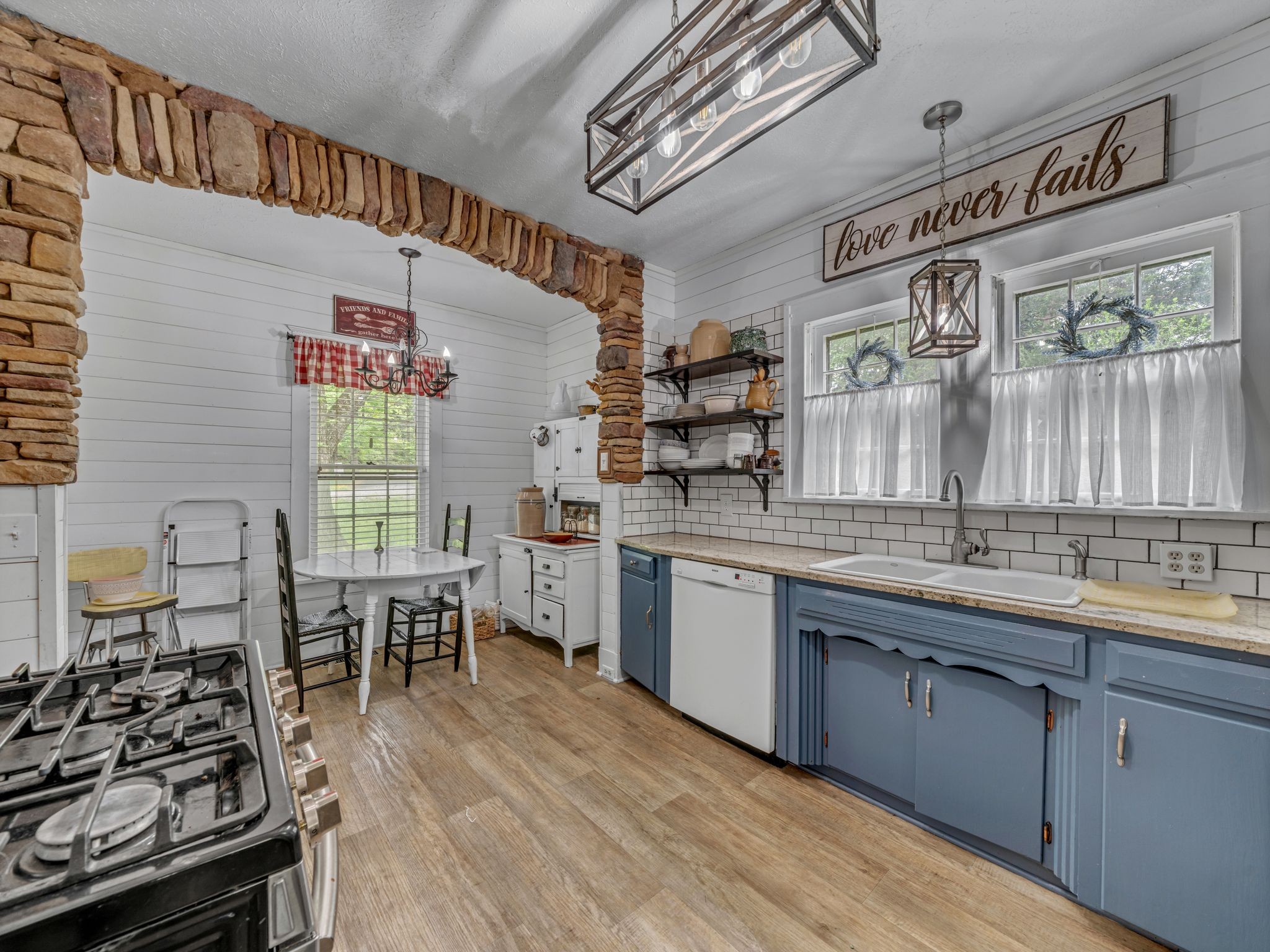 609 W Main St