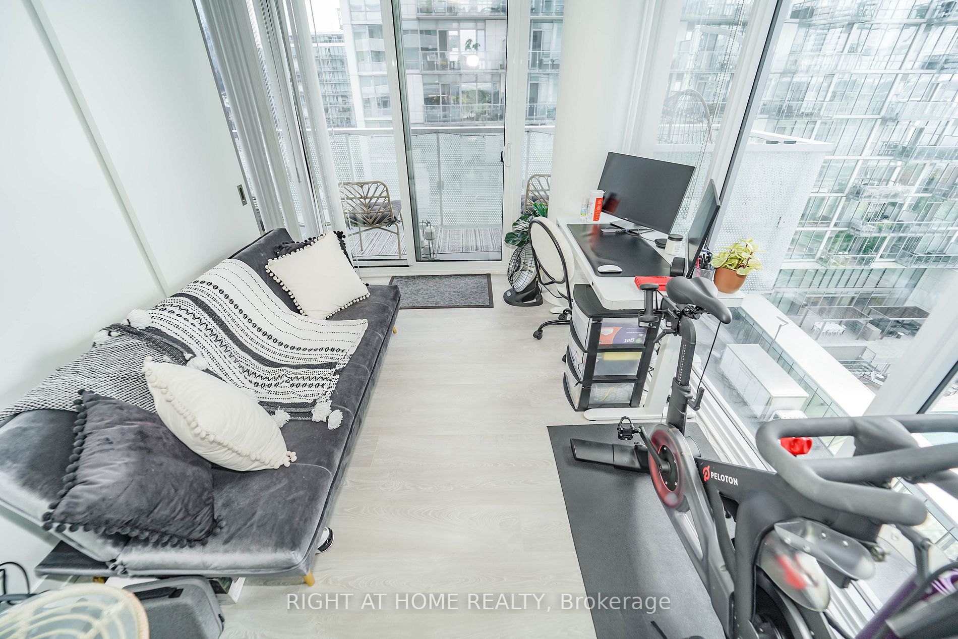 15 E Queens Quay 707