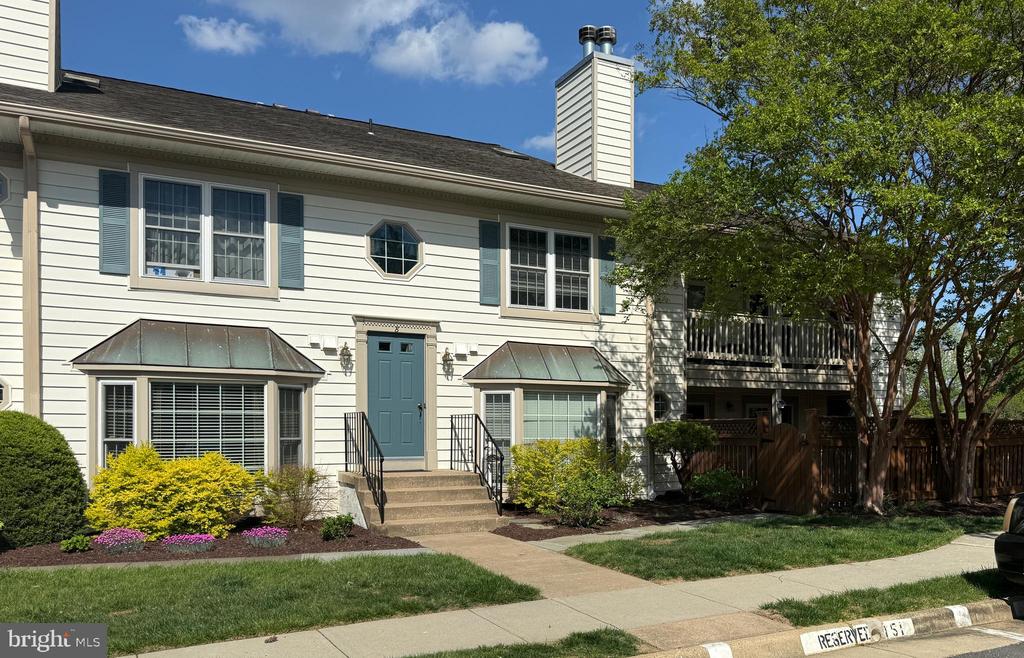 6052 Essex House Square