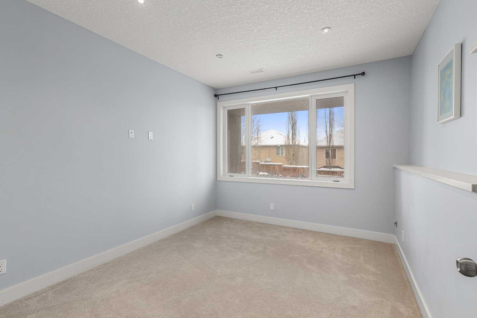 86 Royal Ridge Mount NW