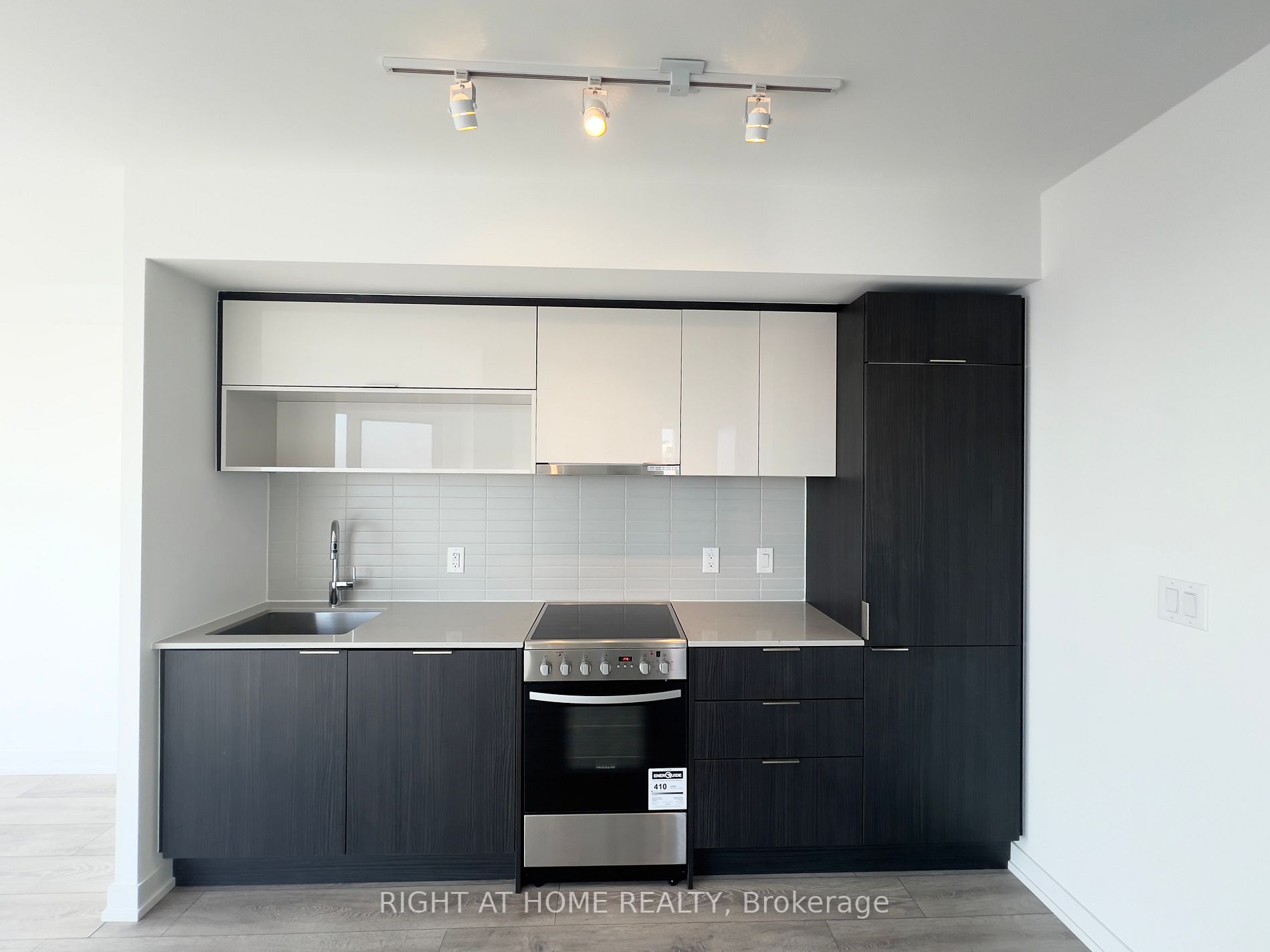 159 E Wellesley St 2404