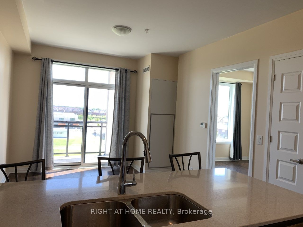 1105 E Leger Way 527