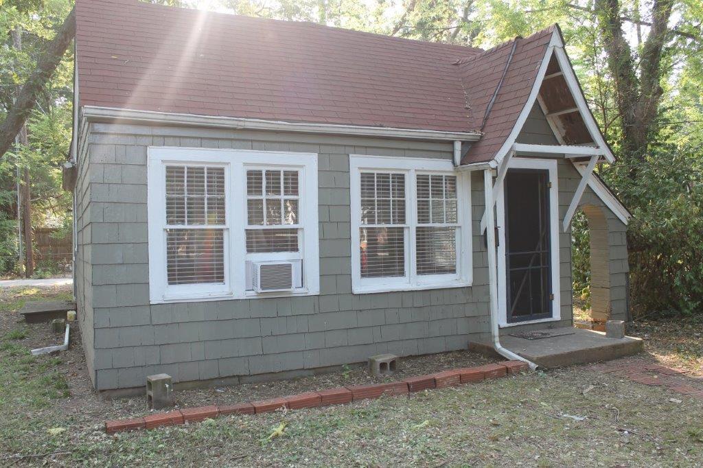 This quaint little 1 bed 1 bath is right near the campus of OU. The living area has wooden floors and built-in shelving. The kitchen is stocked with a microwave and a refrigerator. Stackable washer/dryer is included. There are more built-in cabinets in the bedroom. This is a no-pets and non-smoking home. The new lease will go through May 31, 2026. The security deposit is $1,000.