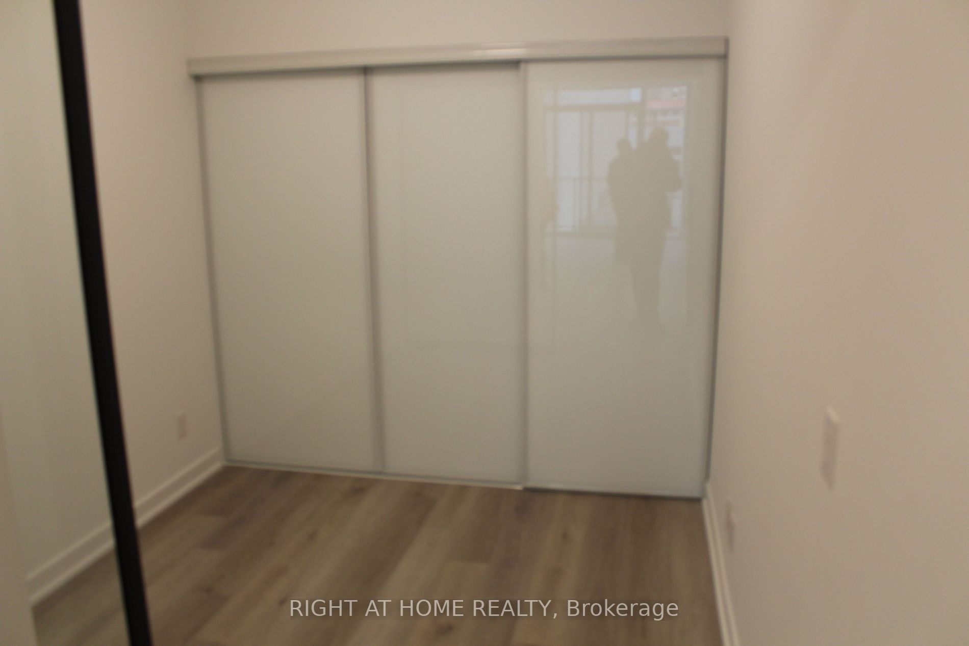 5 Defries St 422