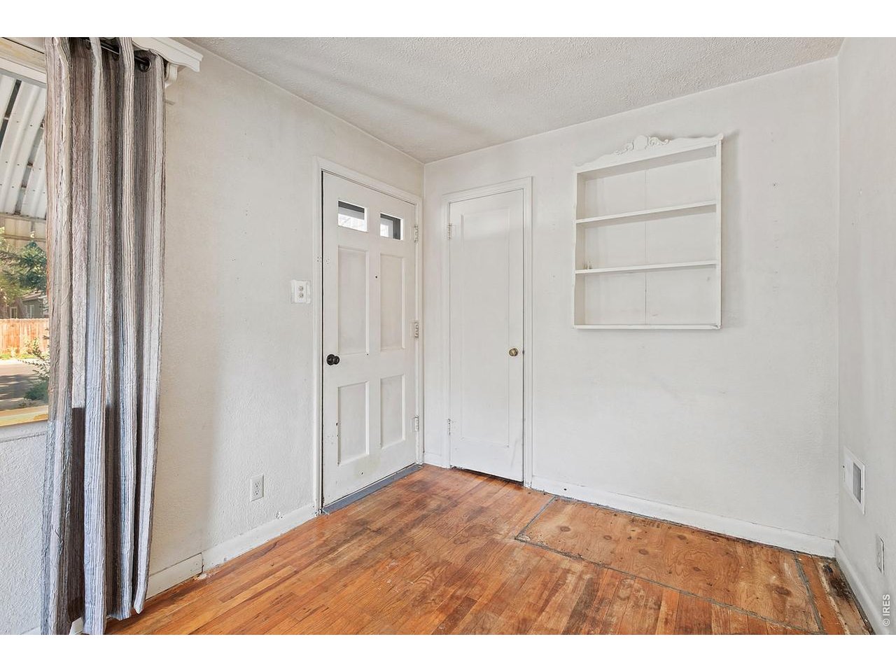 Great opportunity for you to buy a piece of Old Town. This home is ready for you to make it your own. 2 bedrooms and 1 bath on a big lot that backs to Hawkins St. Hardwood floors in the living room and the bedrooms. Kitchen with eat in space and big window overlooking the backyard. Detached 1 car garage for storage. Check out this home today!
