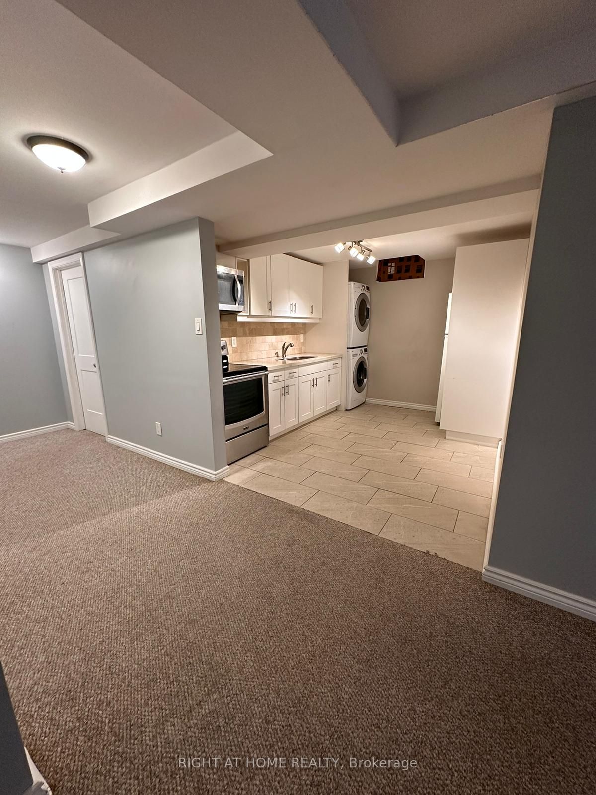 362 Kirby Cres Lower